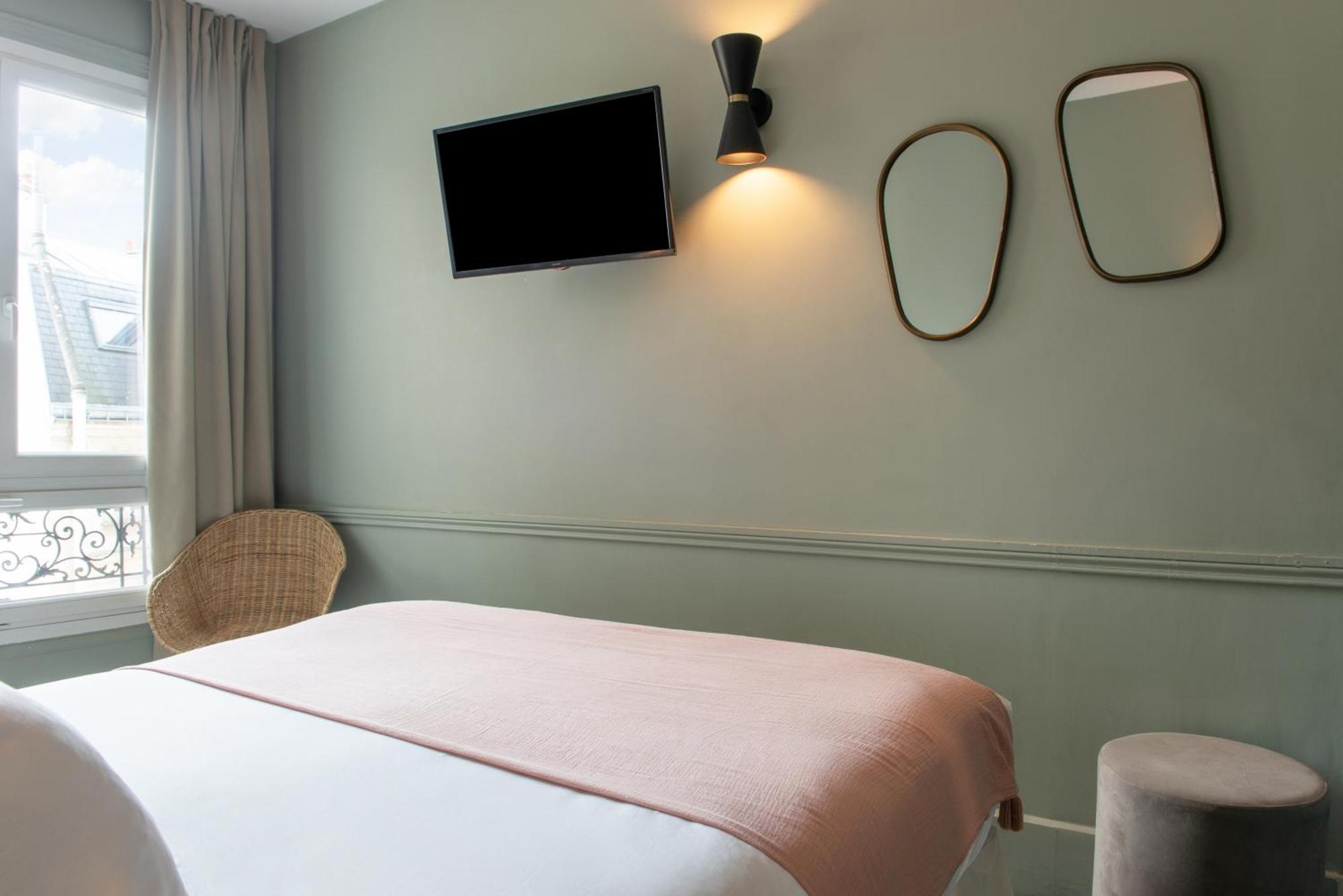 Hotel Avama Prony Paris Room photo