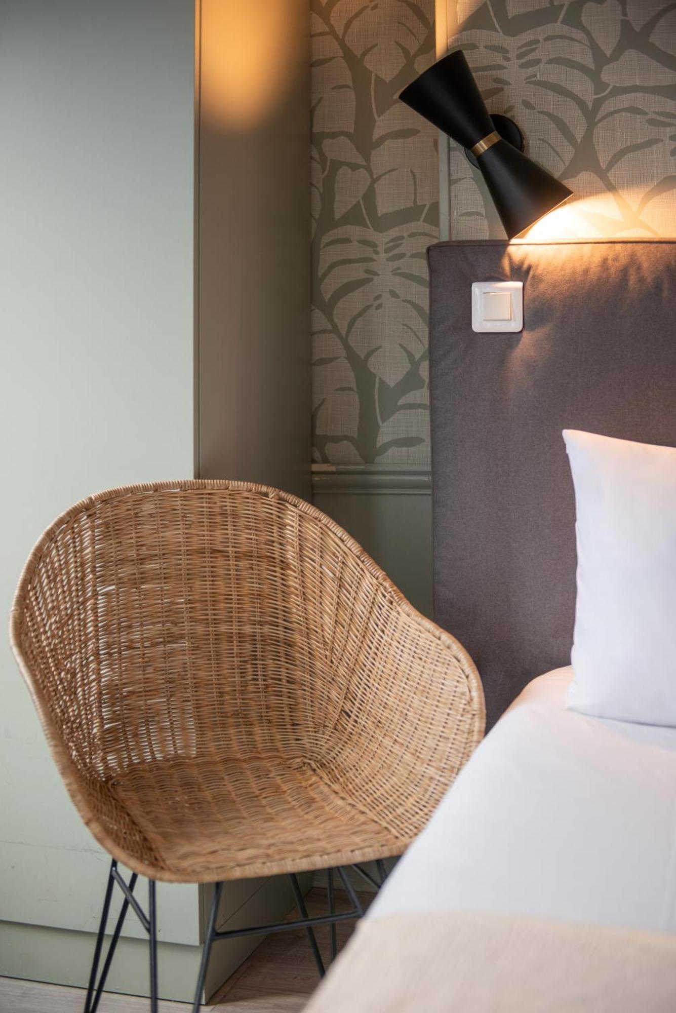Hotel Avama Prony Paris Room photo