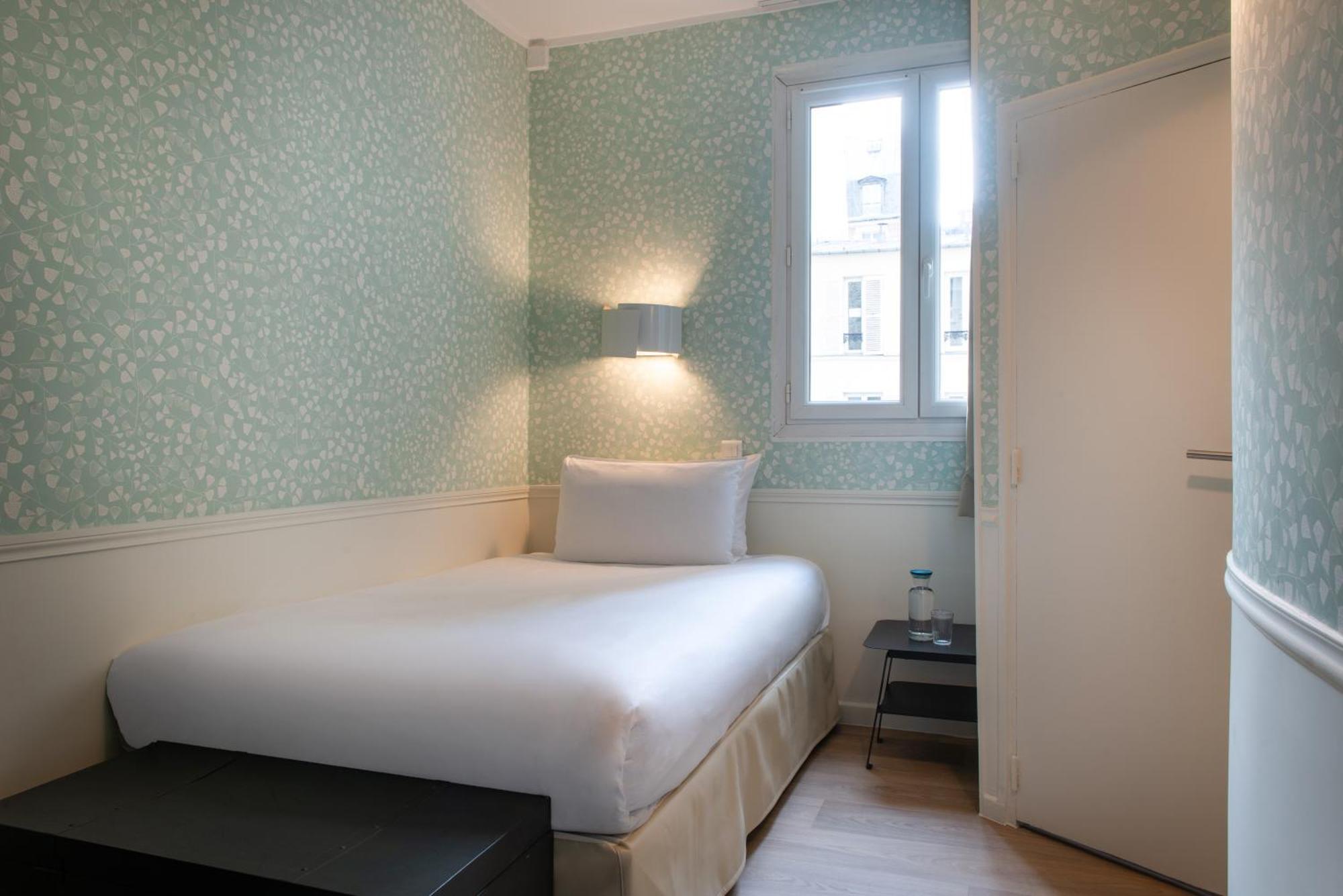 Hotel Avama Prony Paris Room photo